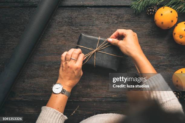 mujer sueca envolviendo regalos de navidad - swedish culture fotografías e imágenes de stock