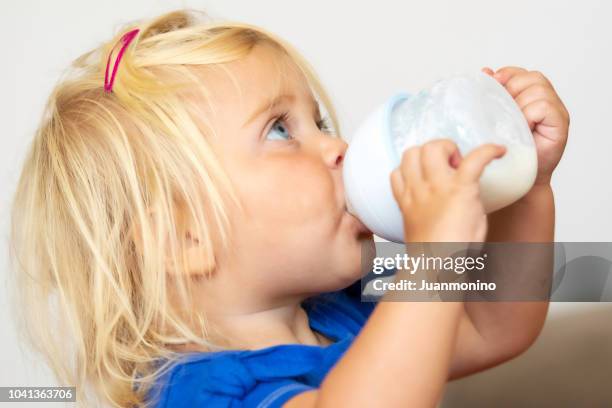 kind mit ihrer milch - toddler milk stock-fotos und bilder