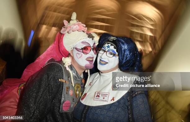 Schwestern der Perpetuellen Indulgenz nehmen am in Berlin während der 65. Internationalen Filmfestspiele an der Verleihung des "Teddy Award" teil....