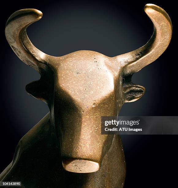 bull on black - börsenhausse stock-fotos und bilder