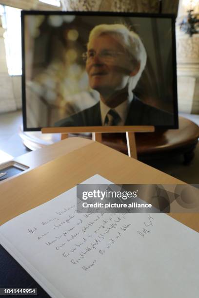 The entry from Hamburg's Mayor Olaf Scholz in a book of condolences for the deceased former mayor Henning Voscherau in the Hamburg town hall in...