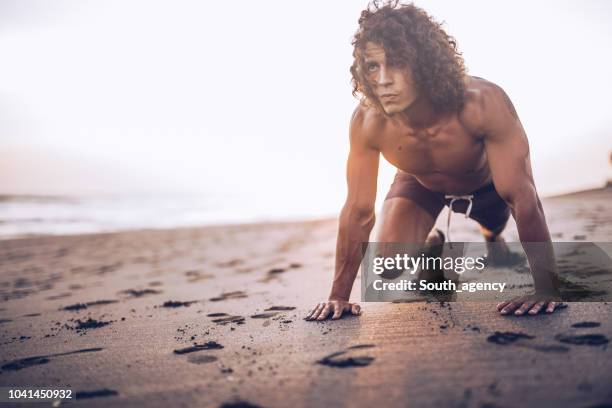 man running at the beach - tarzan imagens e fotografias de stock