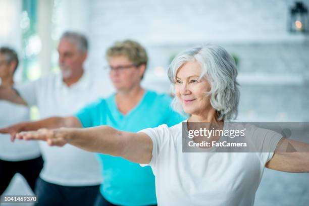 stretching pose - tai chi imagens e fotografias de stock