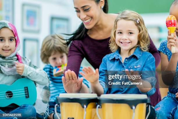 spaß spielt die handtrommeln in der grundschule - music class stock-fotos und bilder