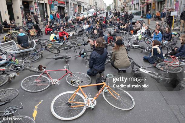 Fahrradaktivisten demonstrieren in Berlin-Kreuzberg mit einer Sitzblockade gegen die "Radfahrerhölle Oranienstrasse", nachdem ein Radfahrer für eine...
