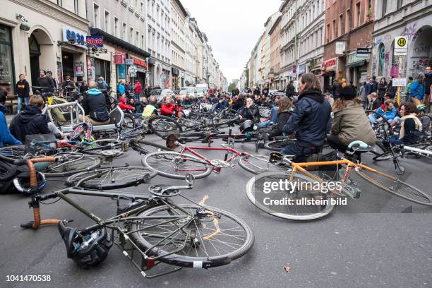 Fahrradaktivisten demonstrieren in Berlin-Kreuzberg mit einer Sitzblockade gegen die "Radfahrerhölle Oranienstrasse", nachdem ein Radfahrer für eine...