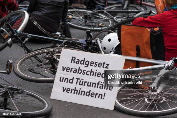 Fahrradaktivisten demonstrieren in Berlin-Kreuzberg mit einer Sitzblockade gegen die "Radfahrerhölle Oranienstrasse", nachdem ein Radfahrer für eine...