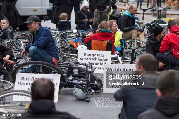 Fahrradaktivisten demonstrieren in Berlin-Kreuzberg mit einer Sitzblockade gegen die "Radfahrerhölle Oranienstrasse", nachdem ein Radfahrer für eine...