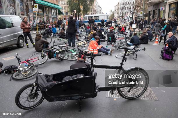 Fahrradaktivisten demonstrieren in Berlin-Kreuzberg mit einer Sitzblockade gegen die "Radfahrerhölle Oranienstrasse", nachdem ein Radfahrer für eine...