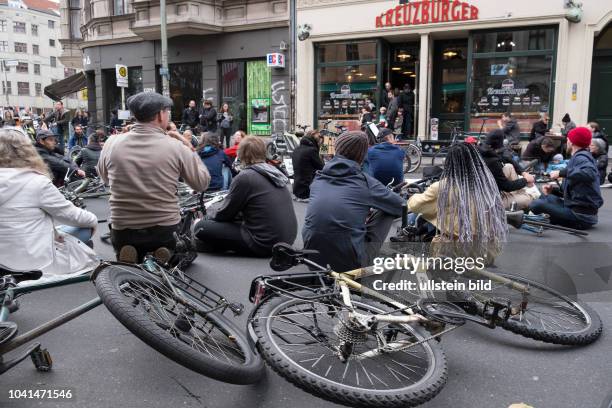 Fahrradaktivisten demonstrieren in Berlin-Kreuzberg mit einer Sitzblockade gegen die "Radfahrerhölle Oranienstrasse", nachdem ein Radfahrer für eine...