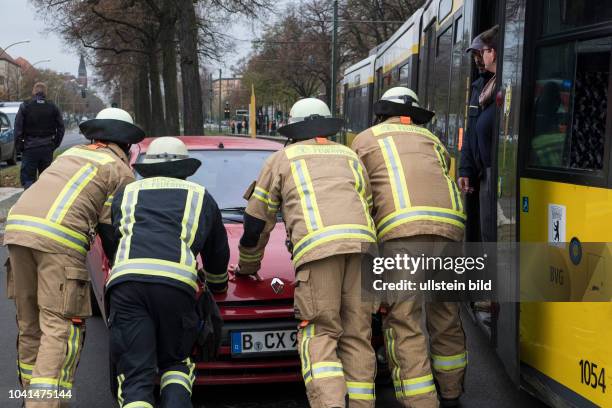 Feuerwehr bei der Beräumung einer Unfallstelle, nach dem ein PKW beim Abbiegen eine Strassenbahn übersehen hat - Berlin-Brenzlauer Berg