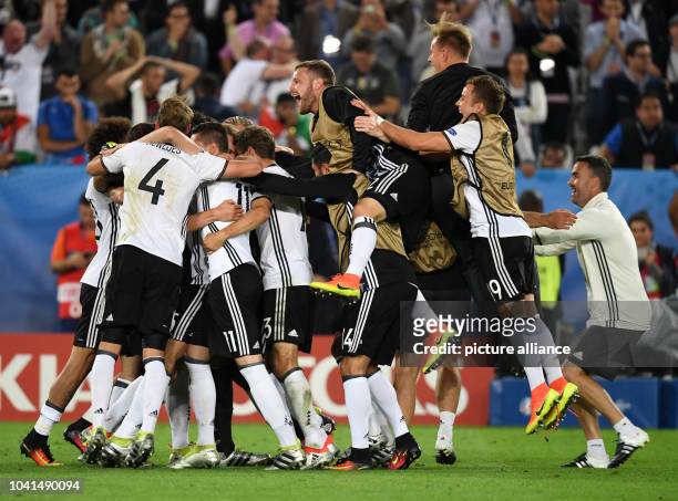 La selección alemana celebra la dramática victoria ante Italia en los cuartos de final de la Eurocopa el en Burdeos, Francia. Foto: Arne Dedert/dpa |...