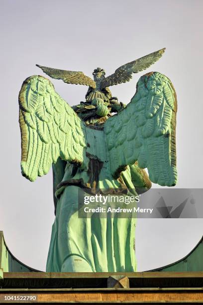 berlin quadriga, wings and eagle, close-up, back-view, brandenburg gate, germany - quadriga statue brandenburg gate stock-fotos und bilder