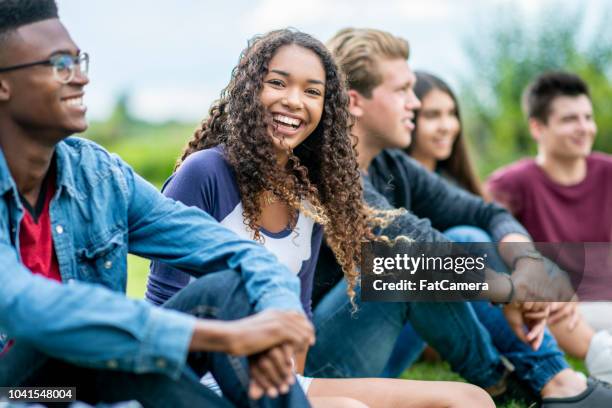 lachen mit college-freunde - banderin stock-fotos und bilder