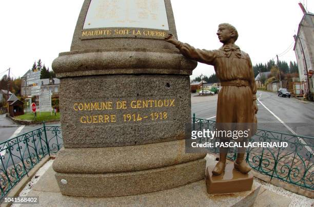 Photo prise le 08 novembre 2009 d'une partie du monument aux morts de Gentioux, dont la statue de bronze représente un enfant en blouse et sabots...