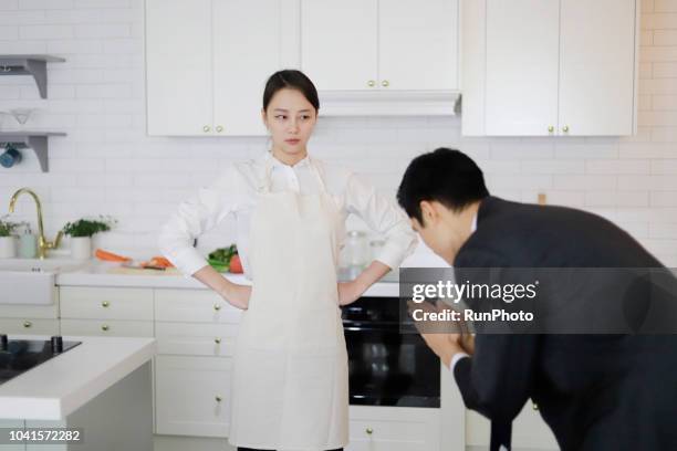 man apologizing to woman - asian couple arguing stockfoto's en -beelden