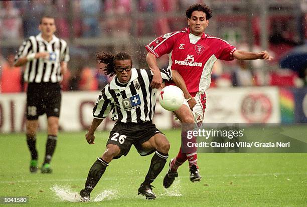 Edgar Davids of Juventus holds off Nicola Amoruso of Perugia during the Italian Serie A match at the Stadio Curi A, in Perugia, Italy. Perugia won...