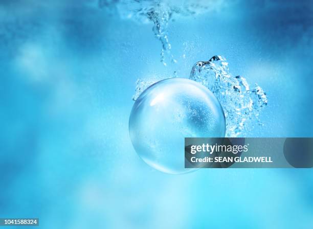 transparent sphere underwater - cristal material fotografías e imágenes de stock