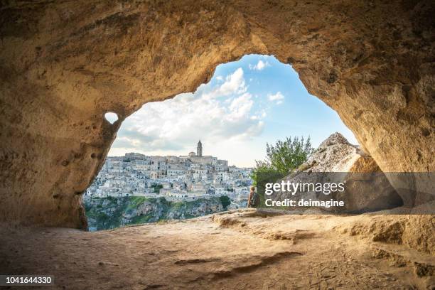 、イタリア、バジリカータ州マテーラの洞窟で歩いている女性 - matera ストックフォトと画像