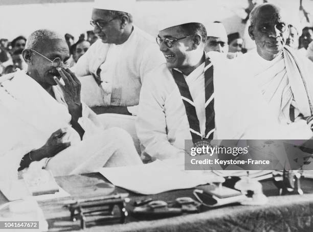 Le Mahatma Gandhi et le président Chandra en Inde, le 13 septembre 1946.