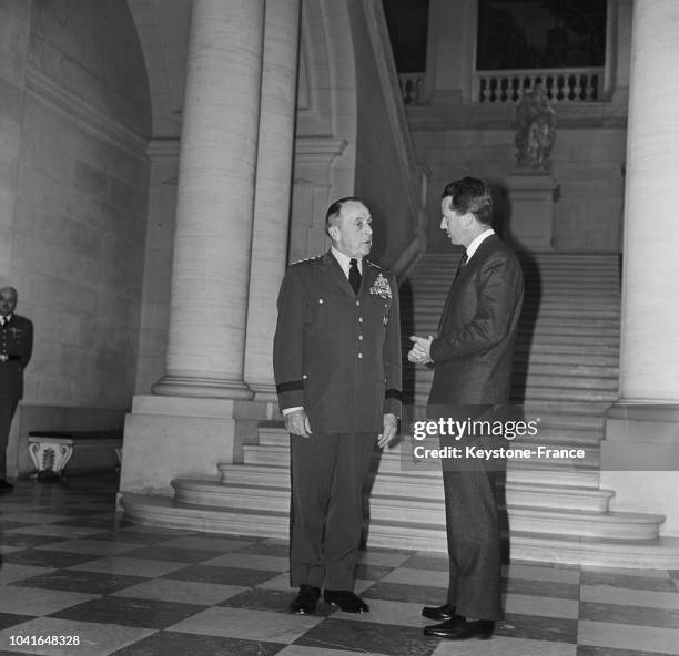 Le roi Baudouin discutant avec le général Lemnitzer, commandant suprême des forces alliées en Europe, lors de sa visite au château de Laeken, à...