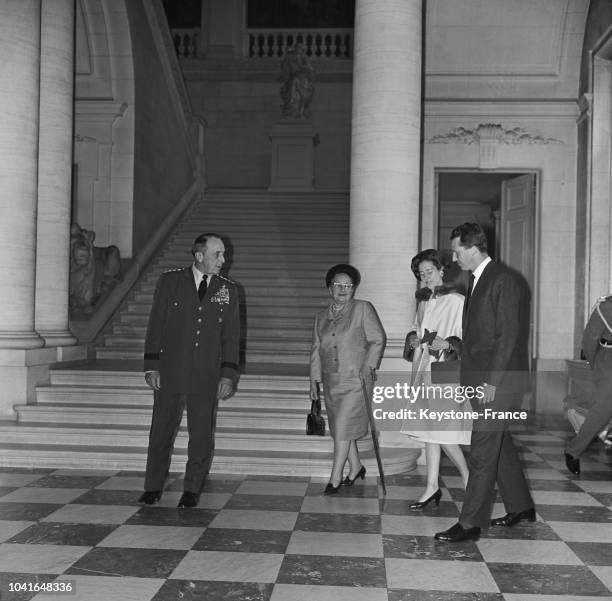 Le général Lemnitzer, commandant suprême des forces alliées en Europe, sa femme, la reine Fabiola et le roi Baudouin au château de Laeken, à...