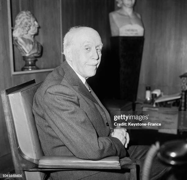 14 De Broglie Relations Stock Photos, HighRes Pictures, and Images