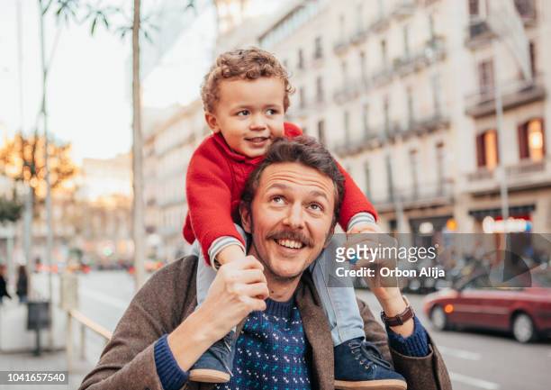 vater mit seinen kindern auf der straße - winter barcelona stock-fotos und bilder