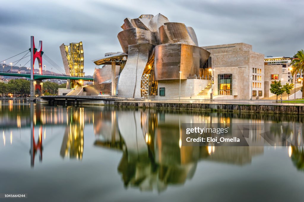 Reflexão do Museu Guggenheim Bilbao pela manhã