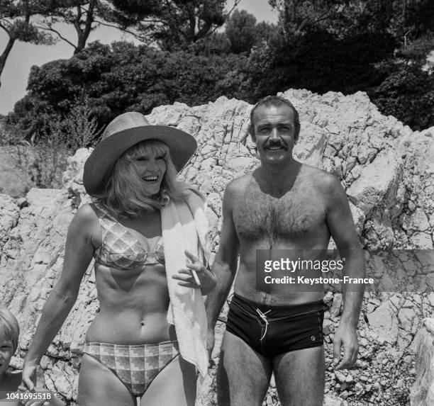Sean Connery et sa femme Diane Cilento sur une plage privée à Cap d'Antibes, France, le 3 août 1967.