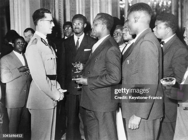 Le roi Baudouin discutant avec un groupe de Congolais, au centre on reconnaît Monsieur Lumumba, à Bruxelles, Belgique, en 1960.