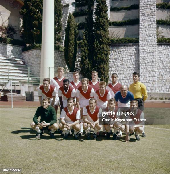 équipe de France de football et leur entraîneur Lucien Leduc, en France, en juin 1961.