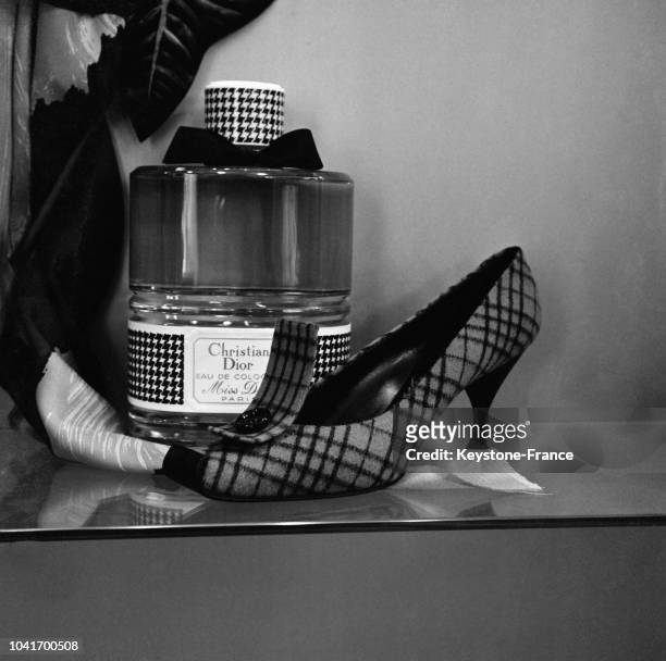Mocassin hollandais en lainage gris et noir avec talon Louis XV, création Roger Vivier pour Christian Dior, à Paris, France, le 26 juillet 1961.