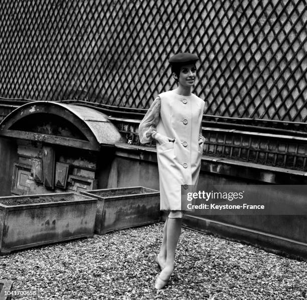 Veste longue sans manches et casquette de la collection Printemps de Cardin, à Paris, France, en 1964.