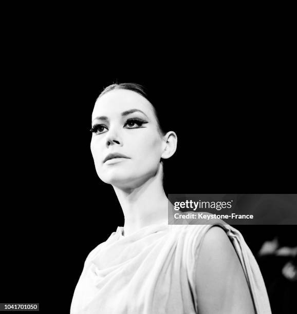 Claudine Auger sur la scène du TNP à Paris, France, le 21 avril 1964.