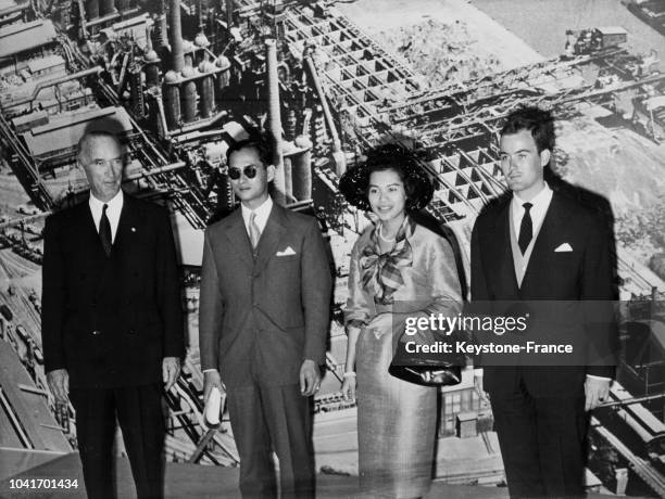 De gauche à droite, Alfried Krupp, le roi Rama IX, la reine Sirikit et Arndt Krupp lors de la visite du roi dans les usines Krupp à Essen, Allemagne,...