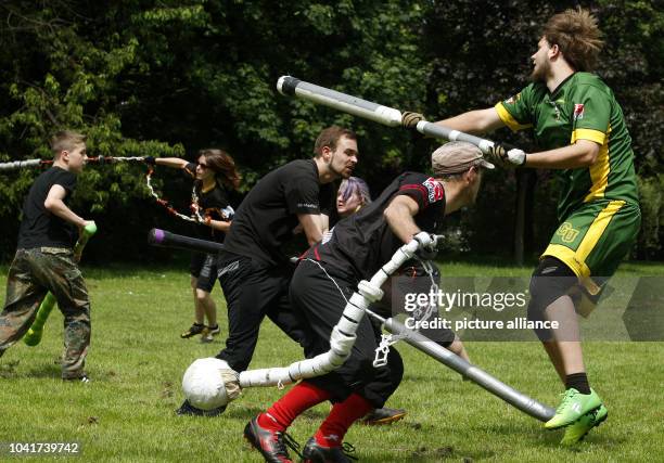 Jugger vom Verein "Cervisia Ultima" trainieren am in Duisburg mit ihrem Spielgerät. Jugger ist ein neuer Trendsport, der immer mehr Zulauf bekommt....