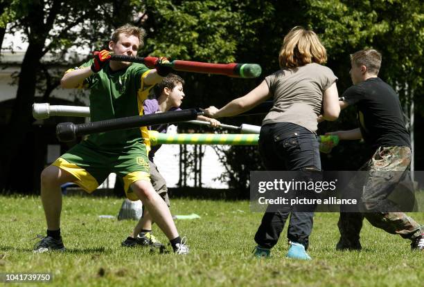 Jugger vom Verein "Cervisia Ultima" trainieren am in Duisburg mit ihrem Spielgerät. Jugger ist ein neuer Trendsport, der immer mehr Zulauf bekommt....