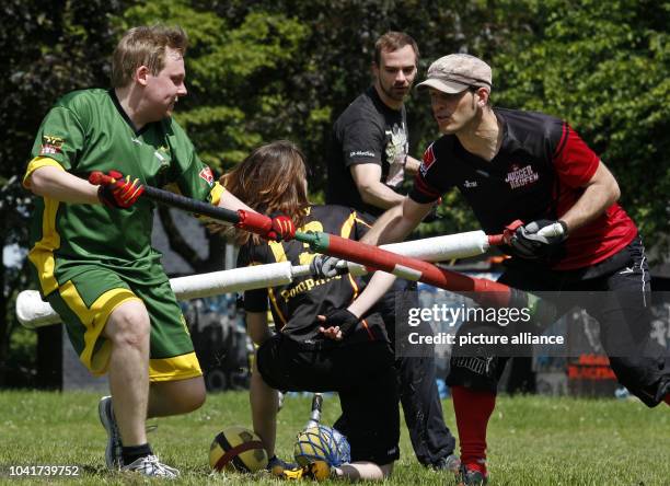 Jugger vom Verein "Cervisia Ultima" trainieren am in Duisburg mit ihrem Spielgerät. Jugger ist ein neuer Trendsport, der immer mehr Zulauf bekommt....