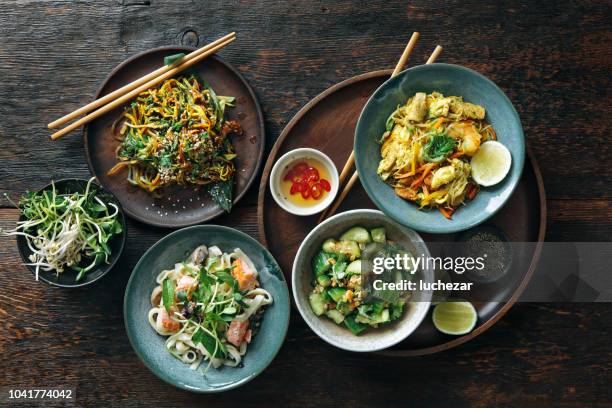 schalen mit japanischen essen - nori stock-fotos und bilder