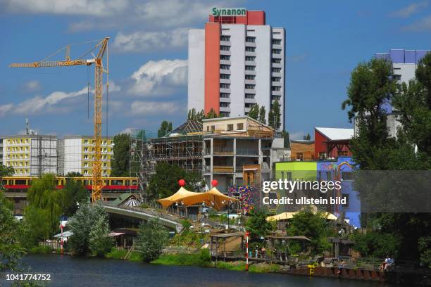 Am Spreeufer ist der vielfaeltige Bau fuer das Holzmarkt25-Projekt gut sichtbar. Hier ein Blick auf die Uferseite. Es war eine der beliebtesten...