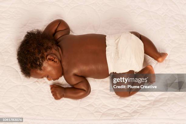 sleeping newborn baby - allongé sur le devant photos et images de collection