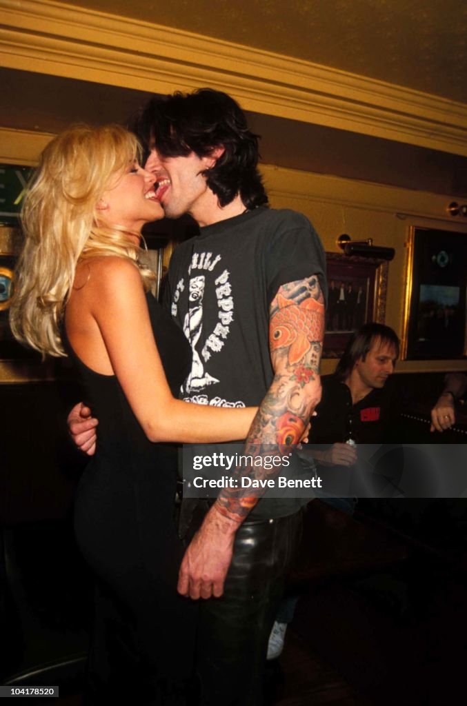 Tommy Lee of Motley Crue and girlfriend Bobbie Brown pose at the Hard...  Photo d'actualité - Getty Images