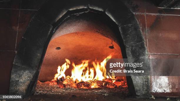 wood oven - leña fotografías e imágenes de stock