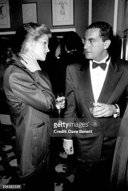 Julia Roberts and Dodi Fayed attend the "Steel Magnolias" UK Premiere after party at The Elephant On The River Restaurant on February 7, 1990 in...