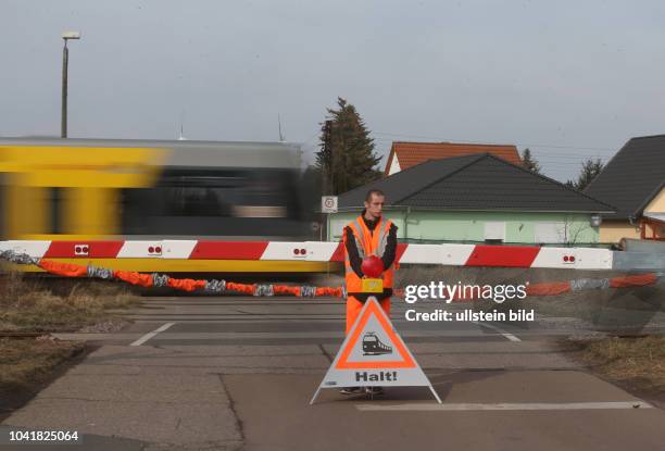 Mobile Schranke der Burgenlandbahn in Beuna / da eine Schrankenauflage auf dem Grundstück von Phlipp Winkler steht und von einem Zaun eingezäunt...