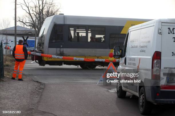 Mobile Schranke der Burgenlandbahn in Beuna / da eine Schrankenauflage auf dem Grundstück von Phlipp Winkler steht und von einem Zaun eingezäunt...