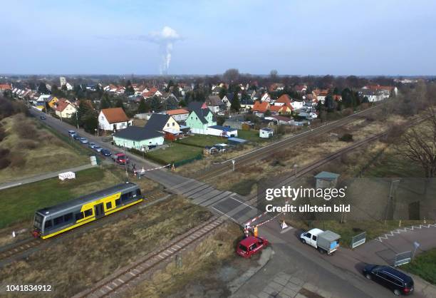 Mobile Schranke der Burgenlandbahn in Beuna / da eine Schrankenauflage auf dem Grundstück von Phlipp Winkler steht und von einem Zaun eingezäunt...