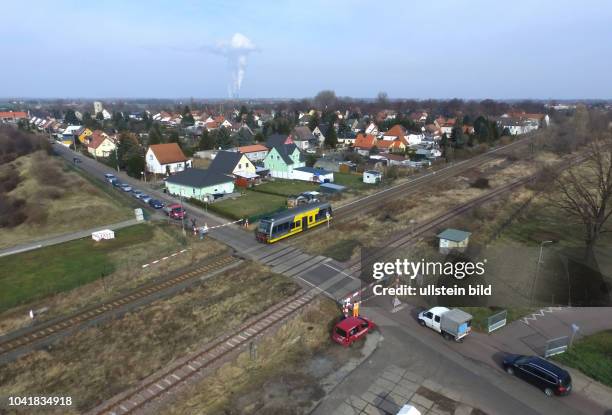 Mobile Schranke der Burgenlandbahn in Beuna / da eine Schrankenauflage auf dem Grundstück von Phlipp Winkler steht und von einem Zaun eingezäunt...