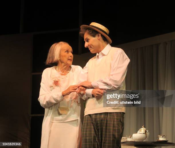 Die Schauspieler Wolfgang Bahro , Brigitte Grothum aufgenommen bei Proben zu dem Stück Ein gewisser Charles Spencer Chaplin im Schlosspark Theater in...